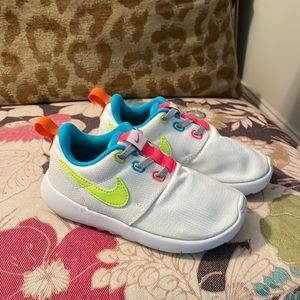 Kids Size 10 Nike in Neon and white sneaker